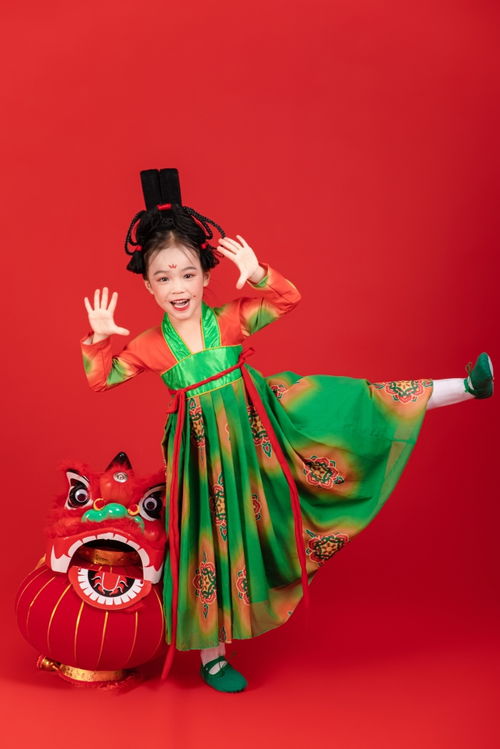 灯笼舞狮龙年新年春节女孩人物摄影图广告素材下载至来源处